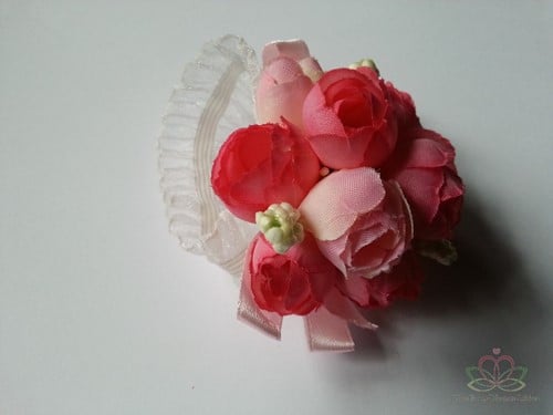 Polscorsage Roosje compact Fuchsia met bandje van elastisch Kant klaar