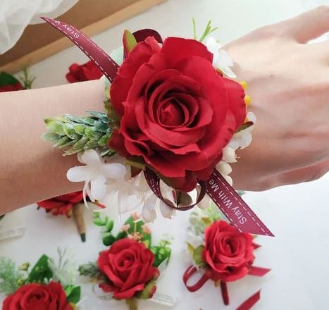Luxe Polscorsage Zijden bloemen Rood Groen passend bij 023158