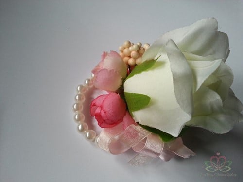 [A-010022] Polscorsage Roos mini roosjes Parelkettingbandje klaar