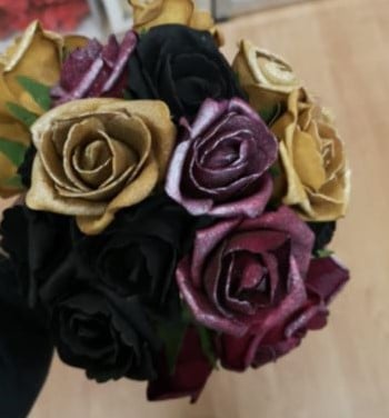 [A-008726] Bruidsboeket Foamrozen EM21 Burgundy Zwart Goud klein 