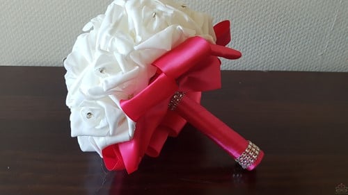 [A-011843] Bruidsboeket Foamrozen RoomWit + FUCHSIA met Strass Volledig afgewerkt
