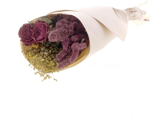 Droogbloemenboeket met roses in craft paper natural red Droogbloemenpakket in kraft