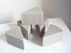 Taartstuk droogschuim ca 9 cm. l* 6 cm. h Taartstukÿdroog