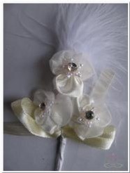 Satijnbloemen corsage met veer Champagne/ 2 s Satijnbloemen c