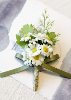 Luxe Corsage, corsage Madeliefjes Schitterende kwaliteit Boutonnière op pinclip met speld