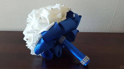 Bruidsmeisjesboeket foamrozen Wit + KOBALTBLAUW met Strass Volledig afgewerkt