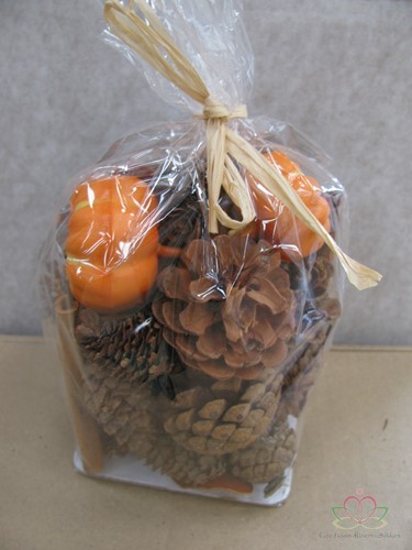 Actie herfstmix Denneappel deco mix Naturel/Oranje van E 5.49 voor E 4.99  Denneappel deco mix op=op