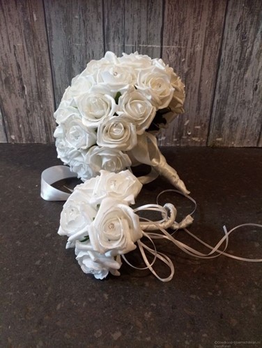 Bruidswerk Maatwerk foam Wit + Parelmoer met Diamantjes -  Bruidsmeisjesboeket