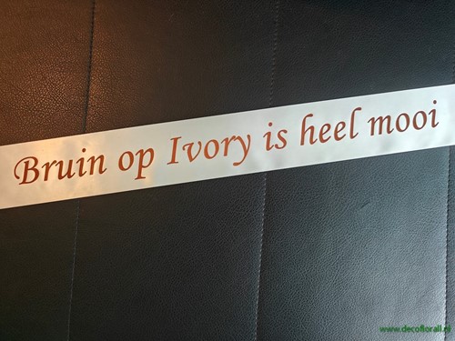 Ivory Lint 70 mm met Bruine opdruk +/- 80cm. - Eigen tekst opgeven in het veld opmerkingen aan het eind van de bestelling Bedrukt lint