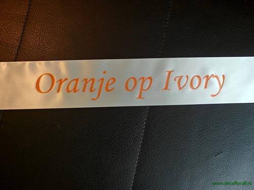 Ivory Lint 70 mm met Oranje opdruk +/- 80cm. - Eigen tekst opgeven in het veld opmerkingen aan het eind van de bestelling Bedrukt lint