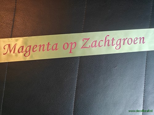 Zachtgroen Lint 70 mm met Magenta opdruk +/- 80cm. - Eigen tekst opgeven in het veld opmerkingen aan het eind van de bestelling Bedrukt lint