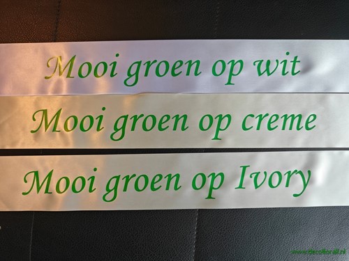 Wit Lint 70 mm met groene opdruk +/- 80cm. - Eigen tekst opgeven in het veld opmerkingen aan het eind van de bestelling Bedrukt lint