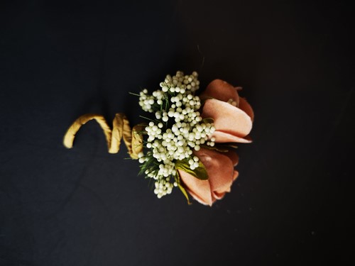 Corsage Simply Lieke Cava roosjes met creme fieldberrie Kindercorsage Maatwerk corsage