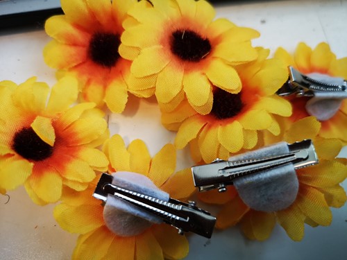 Corsage Zonnebloem met clip +/- 4 cm Corsage Zonnebloem Clip