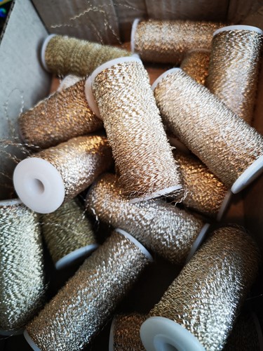 Bouilloneffectdraad 100 gram. Goudkleurig iets verkleurd daarom goedkoper. Van E 6.99 voor 3.99