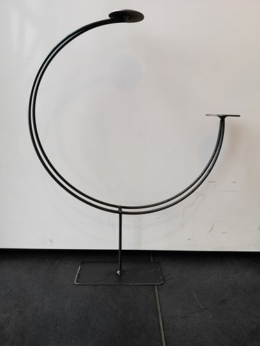 Frame zwaar ijzer Kandelaar dubbel Sikkelmodel 56cm hoog, 40 diameter, plaatjes 7 cm onbehandeld zo van de smid