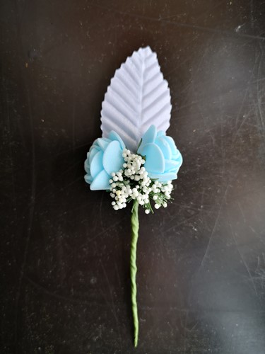Corsage Simply Zachtblauw / Aqua en Lichtblauw blaadje Maatwerk corsage