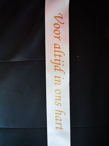  Off White / Ivory Lint 70 mm met goud opdruk +/- 80 cm. Bedrukt lint