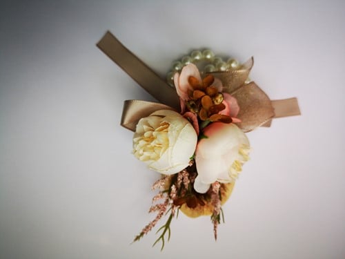 Luxe POLSCorsage, corsage van zijderozen Coffe met parelarmband Schitterende kwaliteit passend bij 024756