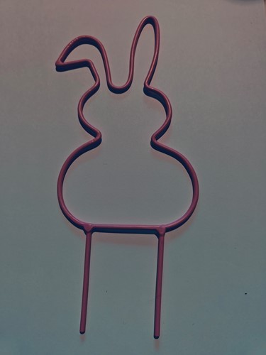 Metalen frame Haas haasje hangend oor op steker 15 cm Roze OP=OP Steker Metal bunny pick eenmalig artikel