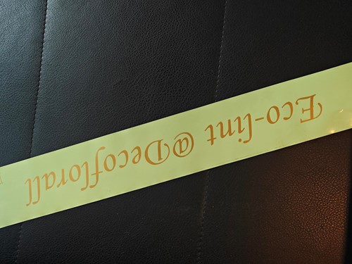 Ecolint Bedrukt ZACHTGROEN Kraftpapierlint 70 mm Goud opdruk +/-80cm. Milieuvriendelijk (rouw)lint