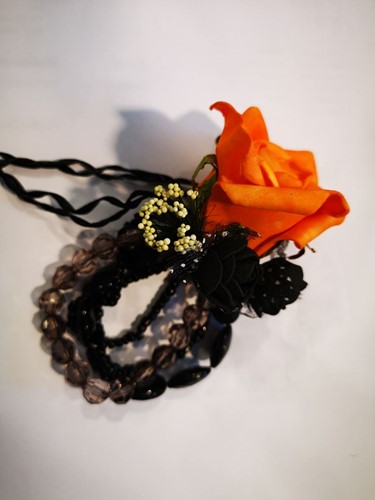 Maatwerk Corsage oranje zwart goud passend bij artikelnummer 022542