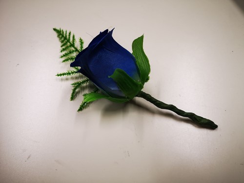 Corsage Romance Royal Blue Blauw met Asparagus 544 Corsage Roos