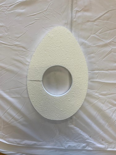 Actie Styropor Ei Platrond 45 cm met  GAT, open cirkel Styropor Paasei
