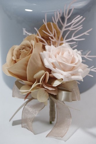 Luxe Corsage, corsage van zijderoos Vintage Caffee passend bij 024585 Schitterende kwaliteit Boutonnière op pinclip met speld