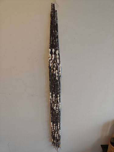 Actie Schelpengordijn Schelpenhanger Gordon Brute met Umbonium en Strombus zwart wit geboorde schelpjes