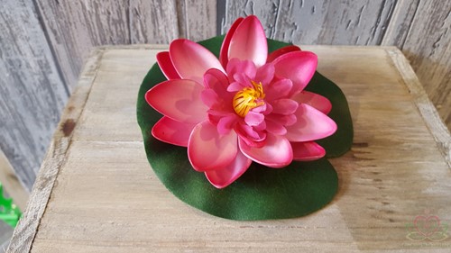 Waterlelie Real Touch Latex 10 cm. Donkerroze Waterlelie 10 cm.
