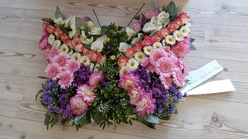 Kleine vlinder steekschuimvorm oase voor verse bloemen 