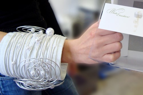 Luxe bruidsdecoratie, armcorsage, mof, wit Spiralen 