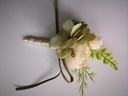 Luxe Corsage, corsage Champagne Ranonkels, groen met besjes no3 Schitterende kwaliteit Boutonnière op pinclip met speld