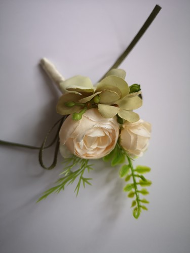 Luxe Corsage, corsage Champagne Ranonkels, groen met besjes no3 Schitterende kwaliteit Boutonnière op pinclip met speld