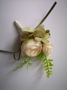 Luxe Corsage, corsage Champagne Ranonkels, groen met besjes no3 Schitterende kwaliteit Boutonnière op pinclip met speld