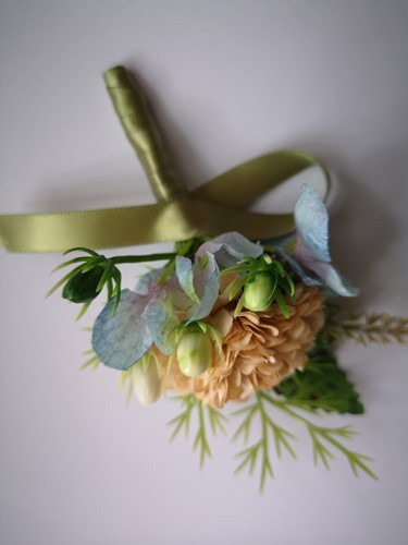 Luxe Corsage, corsage Coffee met blauw, groen met besjes no23 Schitterende kwaliteit Boutonnière op pinclip met speld