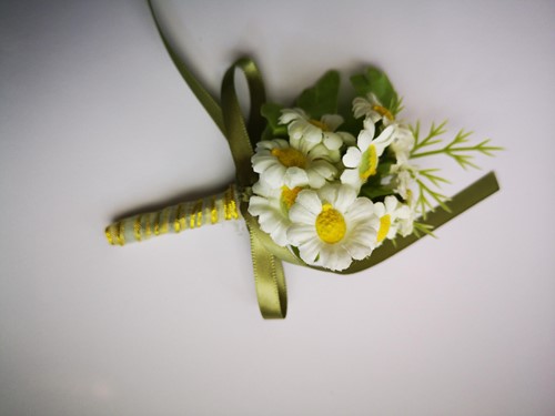 Luxe Corsage, corsage Madeliefjes Schitterende kwaliteit Boutonnière op pinclip met speld
