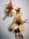 Luxe POLSCorsage, corsage van zijdenrozen Coffe met parelarmband Schitterende kwaliteit passend bij 024756