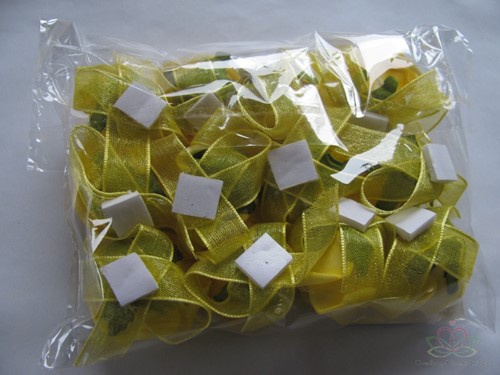 Mini foam roos 2 cm Geel zelfklevend / pak voor corsage en bloemschikken