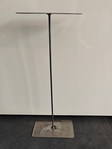 Frame Bloemstukhouder Hoge Standaard met plaat 20*10*50cm hoog zo van de smid leuk om een hoog bloemstuk te maken