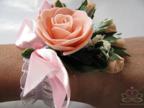 Polscorsage Peach-Roze bandje van elast Kant Klaar