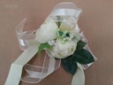 Polscorsage Creamy Rozen met Parel en besjes met Creme Lint klaar