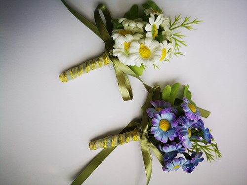Luxe Corsage, corsage Madeliefjes Schitterende kwaliteit Boutonnière op pinclip met speld
