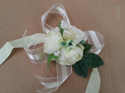 Polscorsage Creamy Rozen met Parel en besjes met Creme Lint klaar