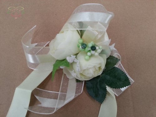 Polscorsage Creamy Rozen met Parel en besjes met Creme Lint klaar