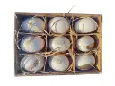 Verpakking van 9 witte decoratieve eieren met gouden veerprint en raffia stro-.webp