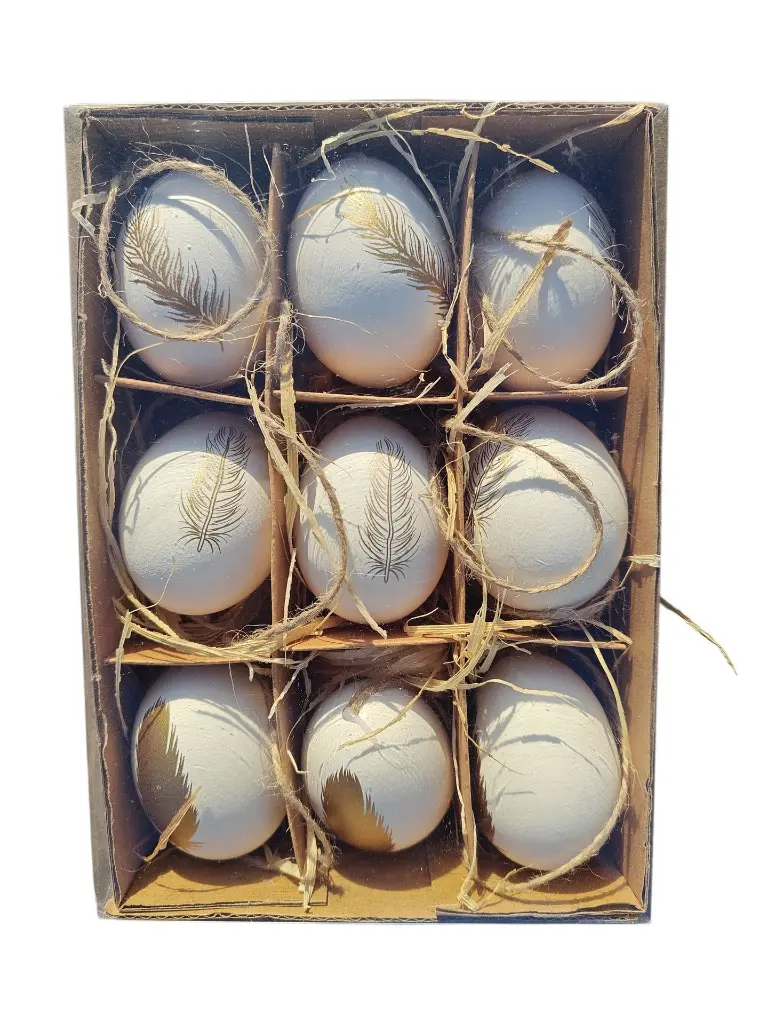 Verpakking van 9 witte decoratieve eieren met gouden veerprint en raffia stro.webp