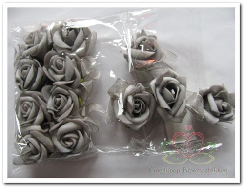 Mini foam roos 2 cm Grijs zelfklevend / pak voor corsages en rosebears