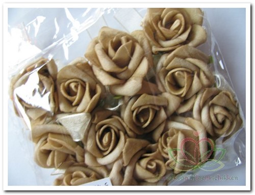 Mini foam roos 2 cm Sand zelfklevend / pak voor corsages en rosebears